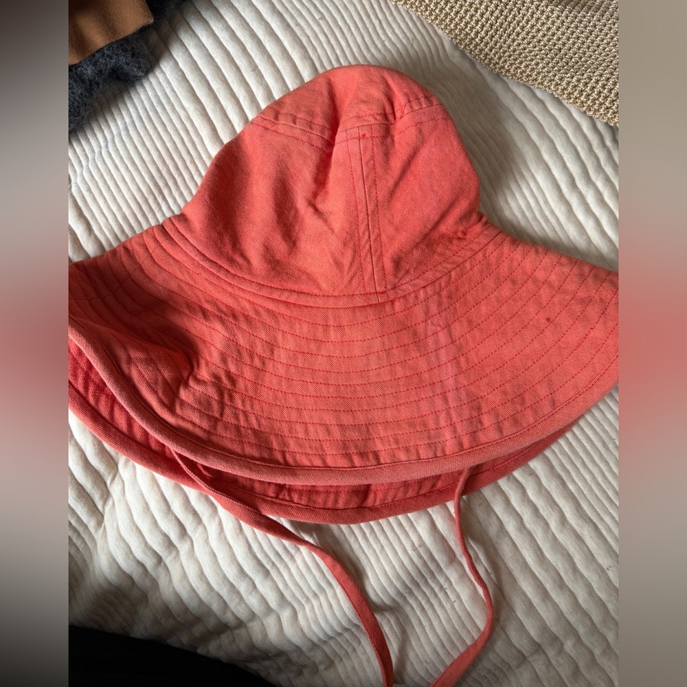 Like new Samantha Pleet foldable bucket hat in coral